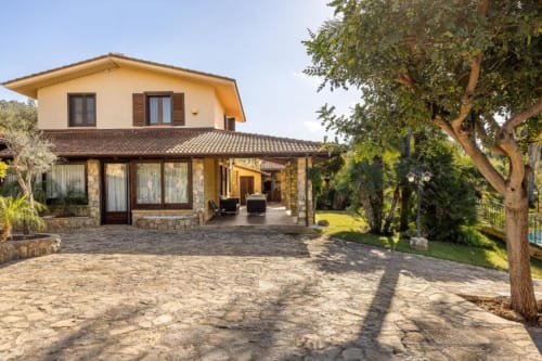 Dimora Silva Nature Suites villa in San Martino delle Scale with terrace, garden, and mountain views