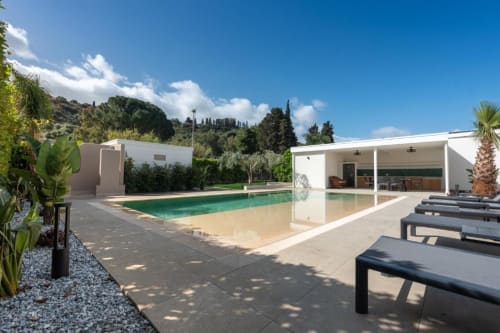 Villa di lusso a Dimora Silva con piscina privata, sdraio e moderno padiglione bianco che si affaccia sui giardini a San Martino