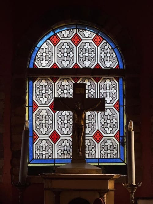 Vitrail orné avec crucifix au Moulin De Lassalle, Linxe France