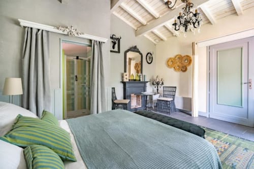 Chambre sud du Moulin De Lassalle à Linxe, vue sur jardin, lit queen-size, salle de bain privée et coin toilette