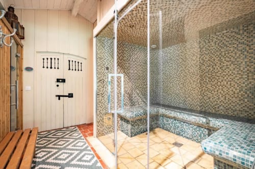 Salle de douche spa luxe à l'hôtel Le Moulin De Lassalle à Linxe, avec murs en mosaïque et paroi en verre