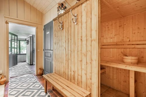 Sauna en bois et vestiaire avec bancs au Moulin de Lassalle à Linxe, France