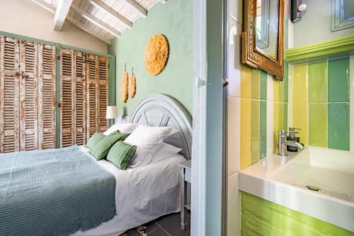 Chambre moderne au Moulin De Lassalle aux murs verts, volets en bois et salle de bain attenante à Linxe