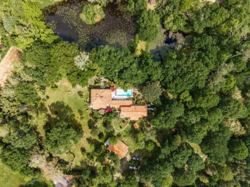 Vue aérienne du Moulin De Lassalle à Linxe, en France, entouré de forêts luxuriantes et de étangs