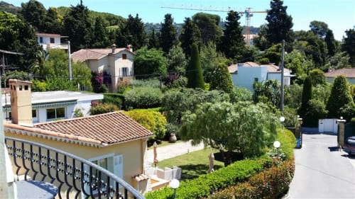 Kimi Résidence Cannes : vue aérienne de la propriété hôtelière avec toit en terre cuite, jardins paysagés et villa méditerranéenne