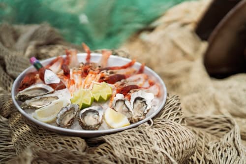 Plateau de fruits de mer avec huîtres, crevettes et citron vert à L'Écrin du Blanc Caillou, Saint-Pair-sur-Mer