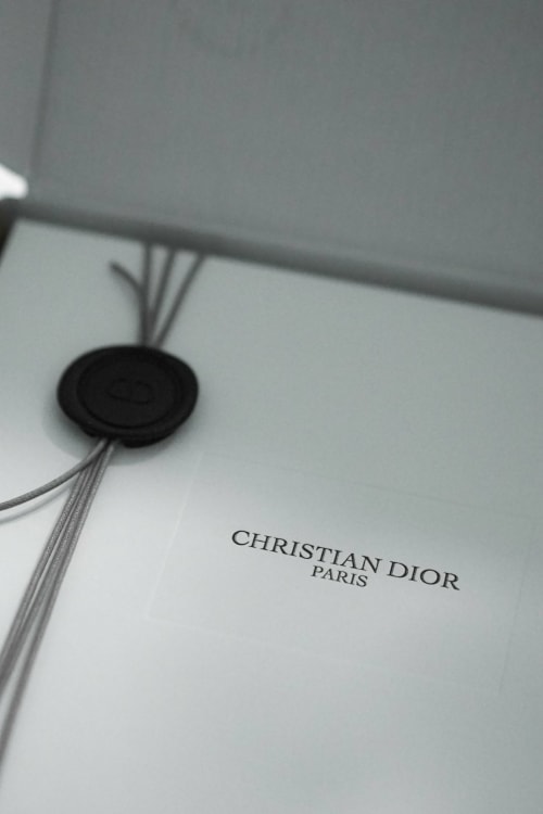 Coffret cadeau Christian Dior Paris de luxe avec sceau de cire noire à l'hôtel L'Écrin du Blanc Caillou