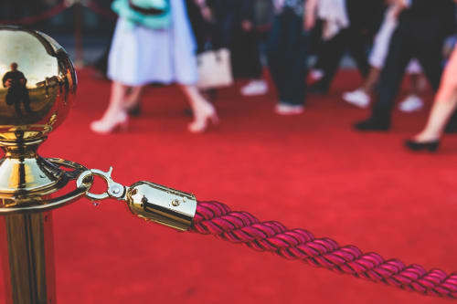 Barrière de corde en velours doré avec cordon magenta à l'événement de luxe Kimi Résidence à Cannes, invités sur tapis rouge