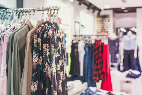 Étalage de robes colorées aux motifs floraux chez Kimi Résidence, Cannes