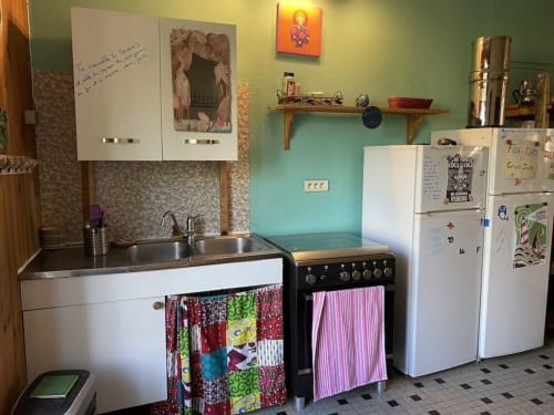 Colorful kitchen in Chambre de la Abuela at Le Lama Zébré guesthouse, Penmarch