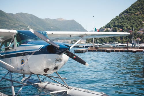 Idrovolante attraccato al waterfront di Como, Italia con montagne e Alessia's Place nelle vicinanze