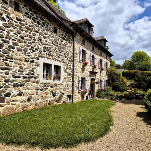 Le Mas De Rigoulac, charmante maison en pierre avec jardins à Argences-en-Aubrac, France