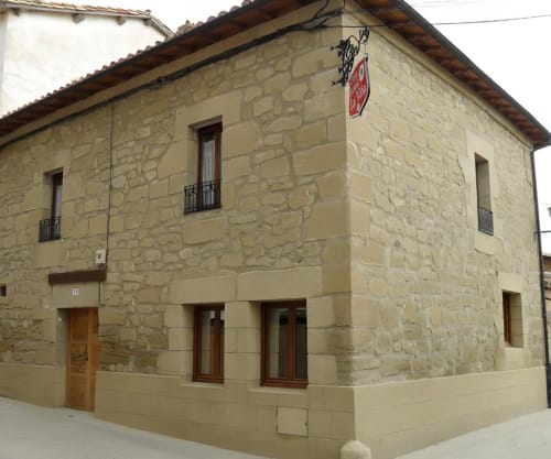 Apartamento de piedra de Casas Rurales La Viña en Cuzcurrita de Río Tirón con acceso a terraza y encanto rústico
