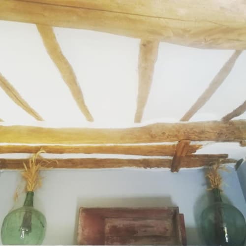 Vigas de madera rústica y paredes blancas en el apartamento La Viña 2 de Casas Rurales La Viña, Cuzcurrita de Río Tirón