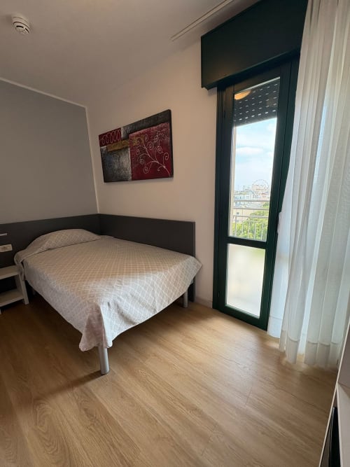 Camera singola con vista mare presso l'Hotel Panorama Lido di Jesolo, con letto, balcone con vista sulla città e servizi moderni