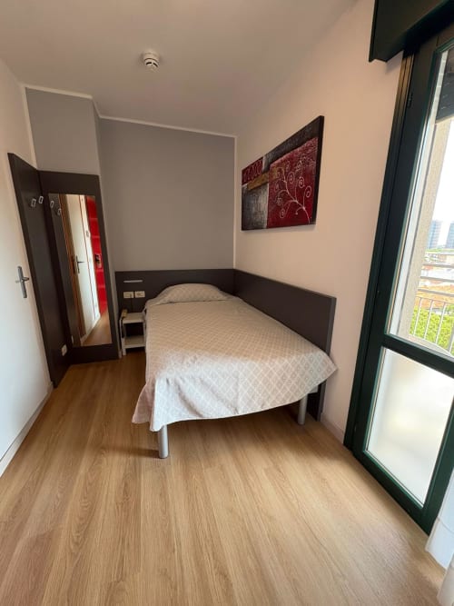 Camera matrimoniale con vista mare all'Hotel Panorama, Lido di Jesolo, con letto, testata scura e accesso al balcone