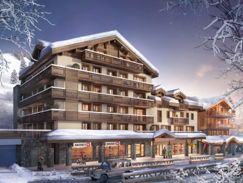 Immeuble Zoppas Courchevel ski aux pieds en hiver, arbres enneigés et commerces en rez-de-chaussée