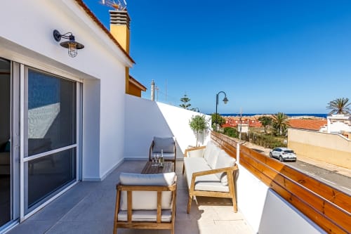Soleada terraza en azotea del apartamento Capilla del Cabo en San Pedro del Pinatar con vistas al mar, tumbonas y ambiente costero