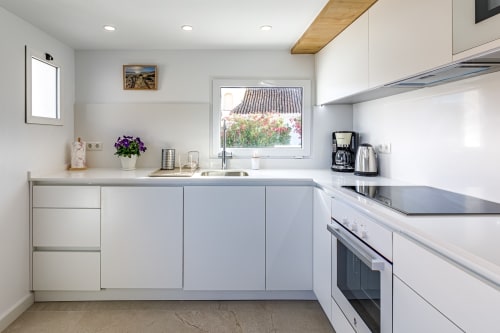 Cocina moderna en el apartamento Capilla del Cabo de Haus Holiday Homes, San Pedro del Pinatar