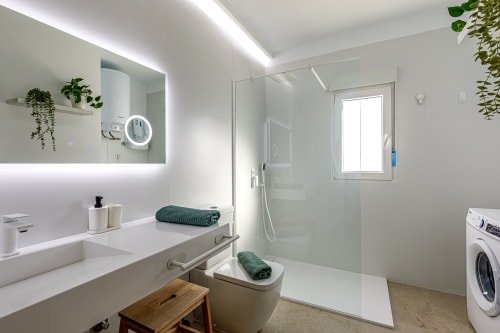 Baño moderno en apartamento Capilla del Cabo 4 de Haus Holiday Homes, San Pedro del Pinatar, con ducha a ras de suelo y