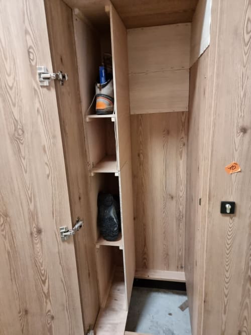 Placard de rangement en bois avec étagères à Zoppas Courchevel, contenant équipement et fournitures