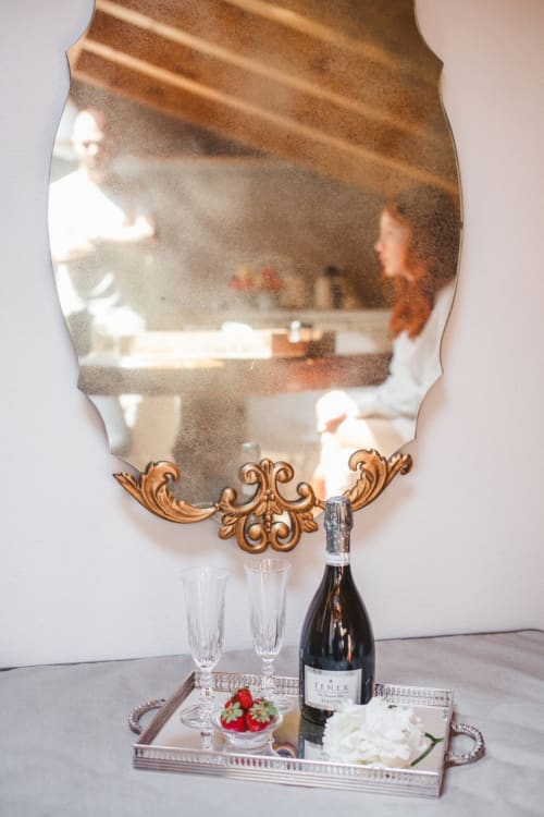 Elegante specchio e servizio champagne presso la Alessia's Place B&B a Como, Italia