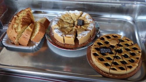 Assortimento di pasticcini e torte esposti presso la pasticceria Proprietà Clara ad Assisi, Italia