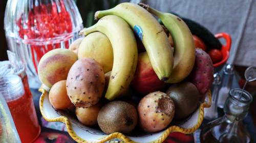 Ciotola di frutta fresca con banane, kiwi e mele presso l'hotel Proprietà Clara ad Assisi