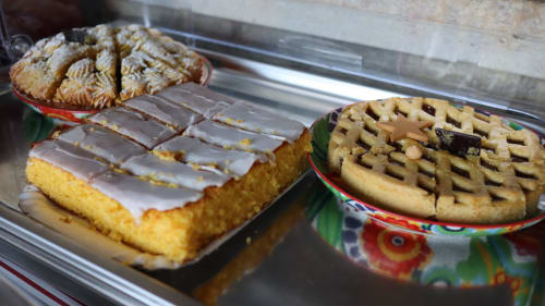 Prodotti da forno e pasticceria homemade esposti presso Proprietà Clara ad Assisi, Italia