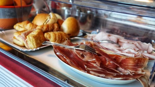 Colazione a Proprietà Clara ad Assisi con salumi, pasticcini e pane fresco