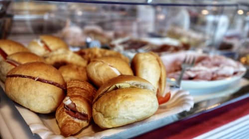 Pane fresco e dolcetti appena sfornati esposti nella panetteria dell'hotel Proprietà Clara ad Assisi