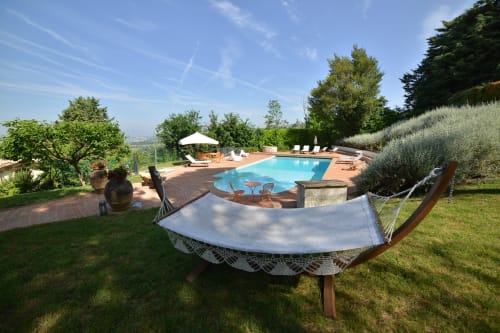 Amaca con vista sulla piscina e i giardini della Proprietà Clara, hotel vicino ad Assisi, Italia
