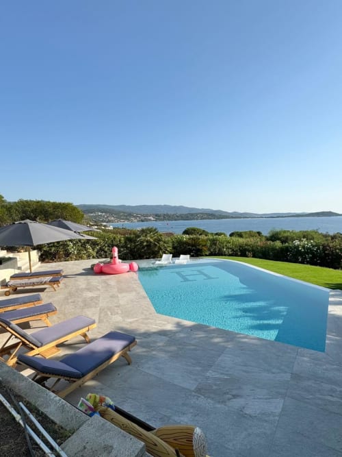 Villa di lusso con piscina e vista mare sulla baia di Porticcio, Corsica, con lettini e ombrelloni