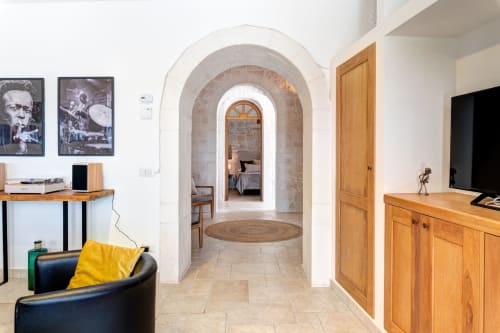 Villa Trulli Life a Bari: elegante interno con volta in pietra, arredi in legno e comfort moderni