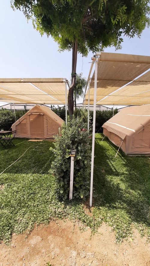 Tenda familiare al Baia Dorica Camping Village di Vittoria con gazebo ombreggiato e area campeggio attrezzata