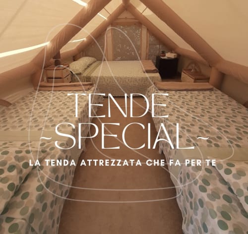Ampio glamping tent al Baia Dorica Camping Village di Vittoria con letti confortevoli e arredamenti in legno