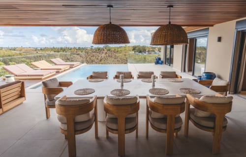 Terrasse extérieure de la Villa Theia à Blue Horizon Collection avec coin repas, luminaires suspendus en osier et vue panoramique sur Saint-François