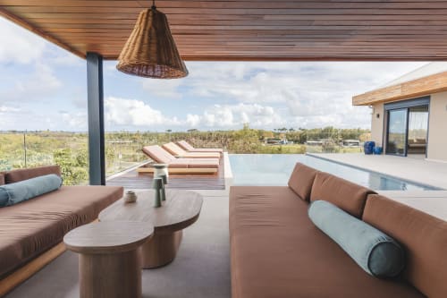 Terrasse contemporaine de la Villa Theia, Blue Horizon Collection, Saint-François avec salon de détente, piscine à débordement et paysage