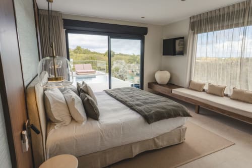 Chambre luxueuse de la villa Blue Horizon Collection avec vue mer, mobilier contemporain et accès à la terrasse à Saint-François