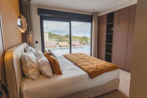 Chambre principale de la Villa Theia avec vue sur la piscine, Blue Horizon Collection, Saint-François, Guadeloupe