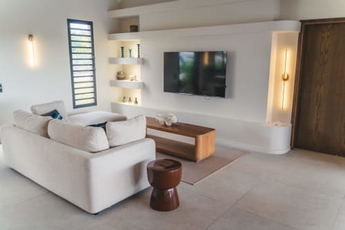 Salon moderne de la Villa Theia, Collection Blue Horizon, Saint-François avec canapé crème, TV murale et vue mer