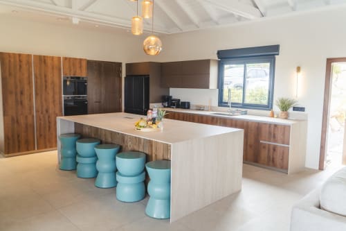 Cuisine moderne avec tabourets turquoise, mobilier en bois et vue sur mer à la villa Blue Horizon Collection à Saint-François