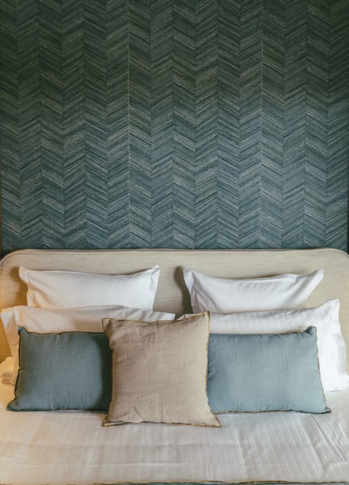 Lit de luxe avec coussins décératifs et tête de lit en chevron vert à la villa Blue Horizon Collection à Saint-François,