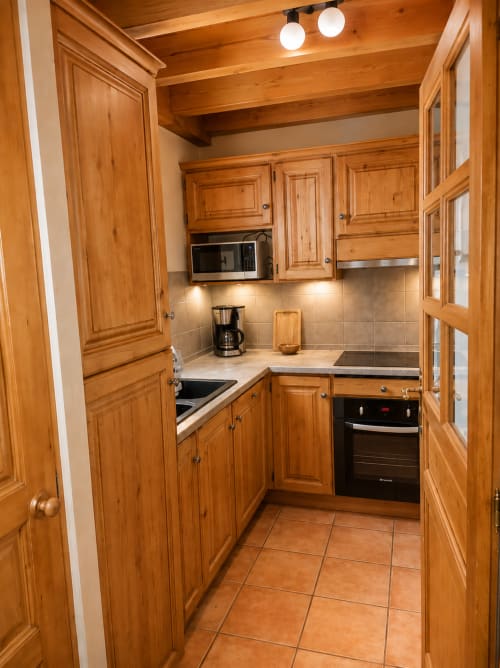 Cuisine en bois avec cuisinière, micro-ondes et plan de travail, Appartement 4 du Chalet des Cimes, Savoie