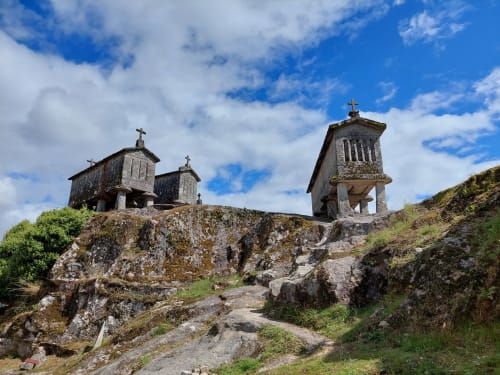 Capelas de pedra históricas na encosta rochosa de Arcos de Valdevez, Portugal