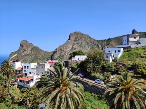 Apartamento de lujo Nido Anaga en Santa Cruz de Tenerife con dramáticos picos rocosos, edificios encalados, palmeras y