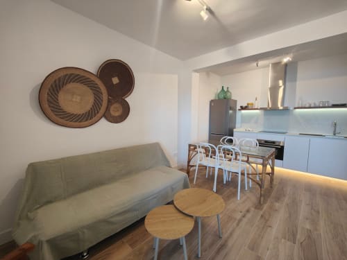 Modern open-plan studio at Nido Anaga, Santa Cruz de Tenerife, with sofa, dining table, and designer kitchen