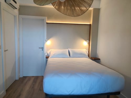 Modern bedroom at Nido Anaga hotel in Tenerife with queen bed, accent lighting, and minimalist design