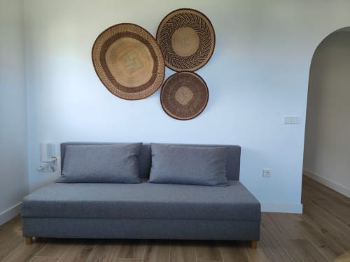 Apartamento moderno en Nido Anaga con sofá gris y cestas decorativas tejidas en la pared en Santa Cruz de Tenerife