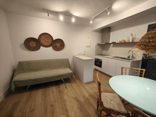 Modern studio apartment at Nido Anaga in Santa Cruz de Tenerife with kitchenette, olive sofa, dining table, and decorative